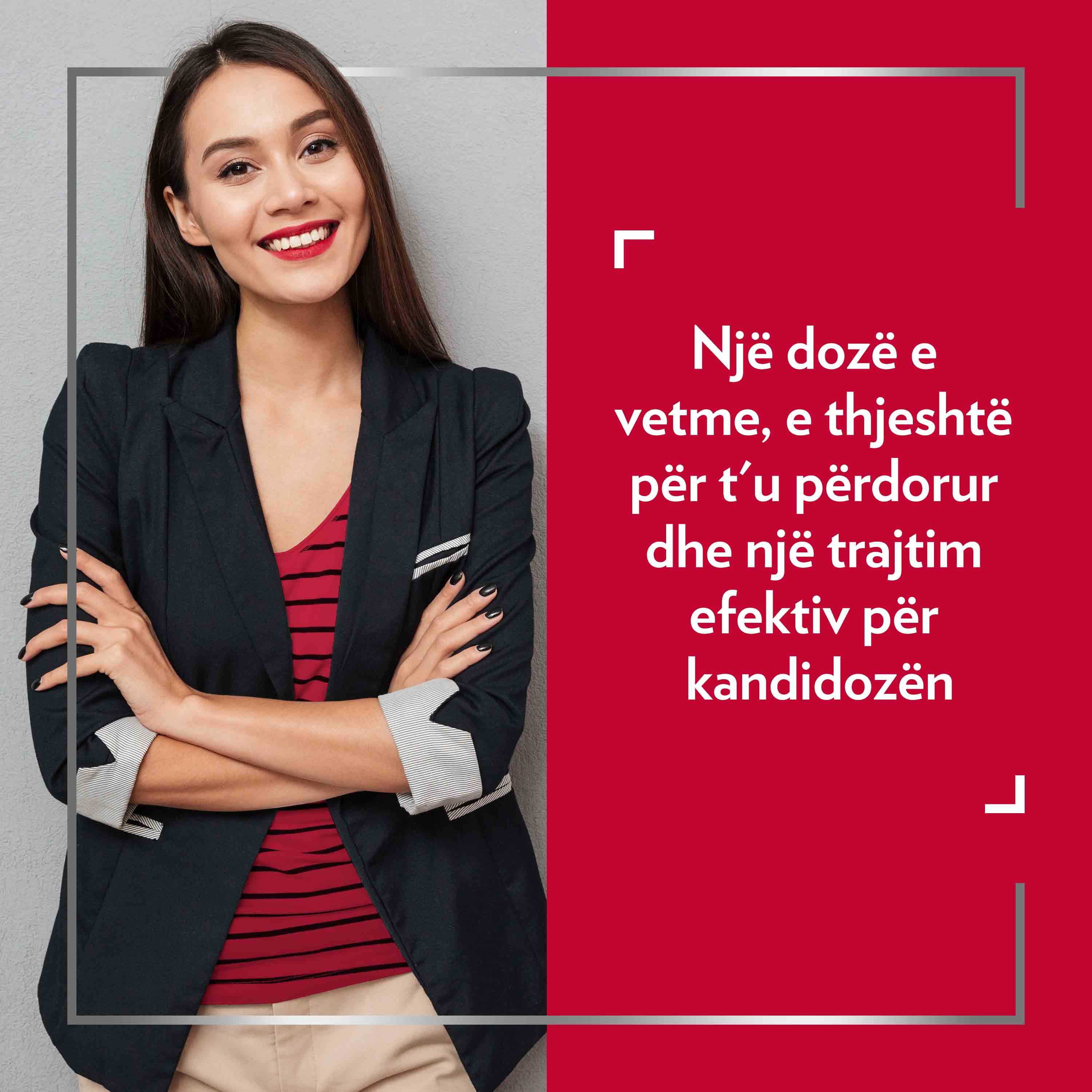 Një grua e re duke buzëqeshur, me veshje të rregullt, me krahët e kryqëzuar dhe e lumtur pas trajtimit me Canesten®, me titullin në të djathtë: Trajtim efektiv i kandidozës me fortësinë normale