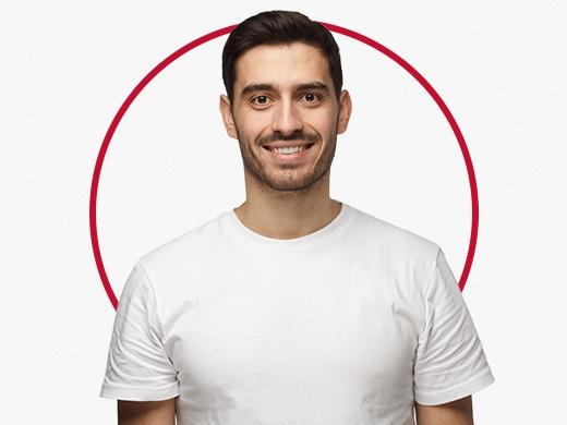 Burrë i buzëqeshur me bluzë të bardhë, i lumtur pas trajtimit me Canesten® të infeksionit mykotik të ijëve